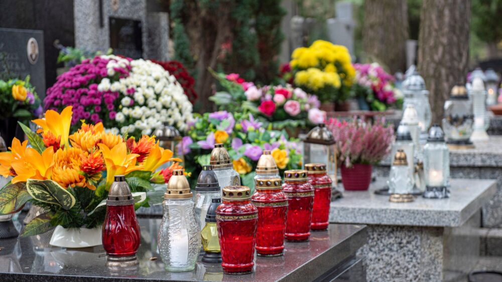 Symbolika cmentarza we śnie – pożegnanie z przeszłością