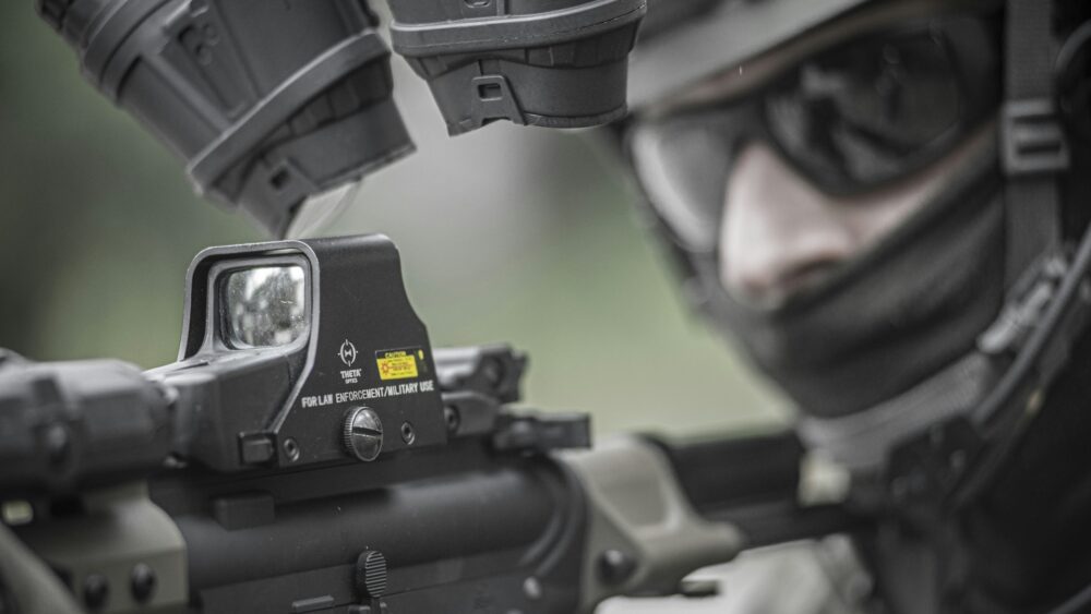 Replika broni elektryczna, gazowa czy sprężynowa – którą wybrać do airsoft?