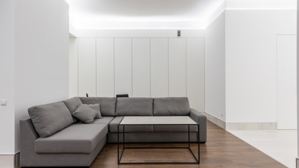 Minimalistyczne mieszkanie – prostota w aranżacji wnętrz i jej wpływ na samopoczucie