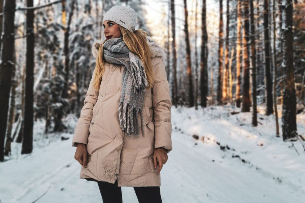 Modne zimowe dodatki do codziennych stylizacji dla kobiet
